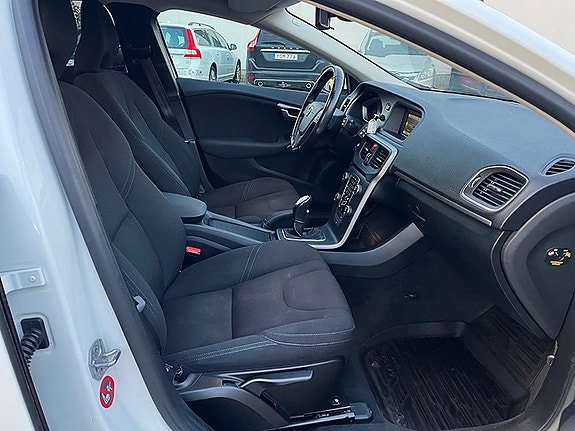 Volvo V40 9 of 15
