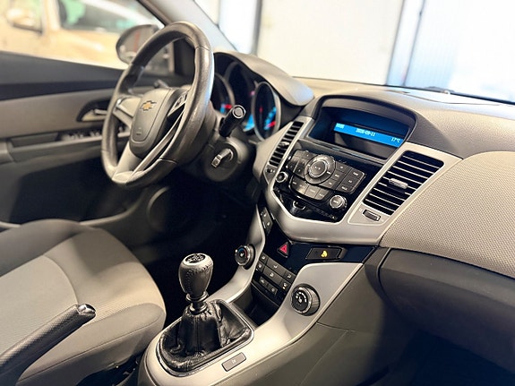 Chevrolet Cruze 12 of 15