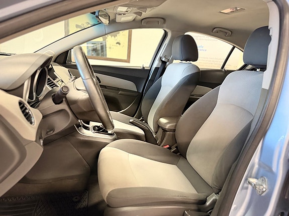 Chevrolet Cruze 10 of 15