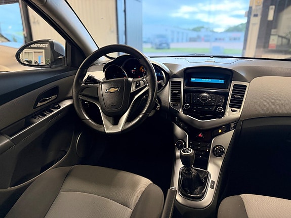 Chevrolet Cruze 14 of 15