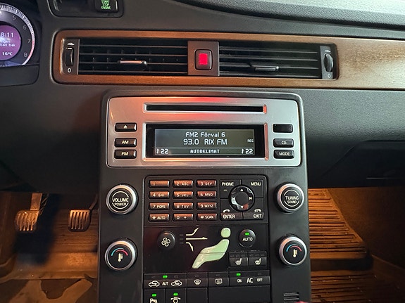Volvo V70 8 of 16