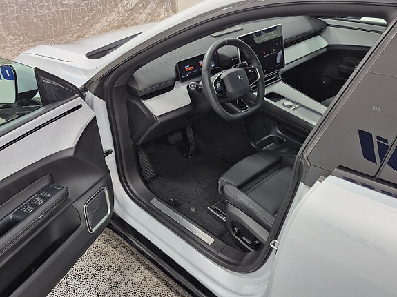 Polestar 4 2 of 13