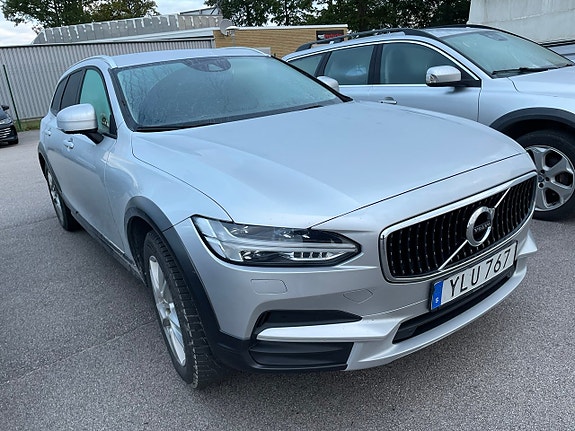 Volvo V90 Cross Country 2 of 5