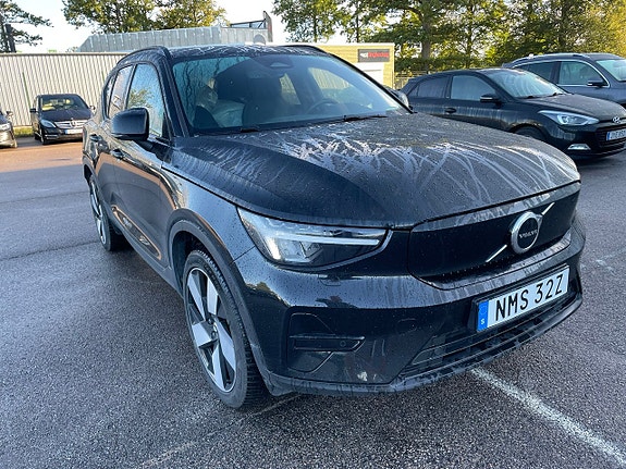 Volvo XC40 2 of 5