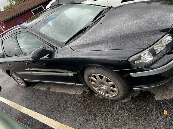 Volvo V70 2 of 9