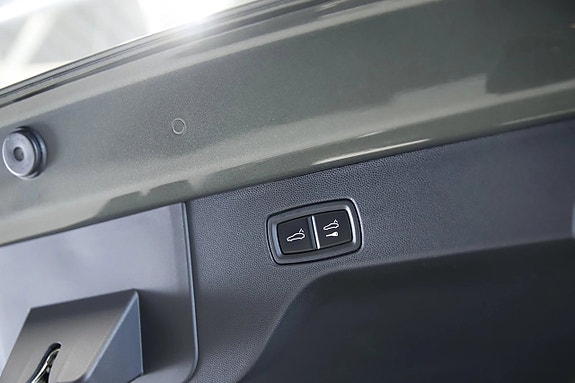 Porsche Macan Turbo 15 of 18