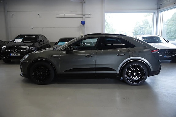 Porsche Macan Turbo 2 of 18
