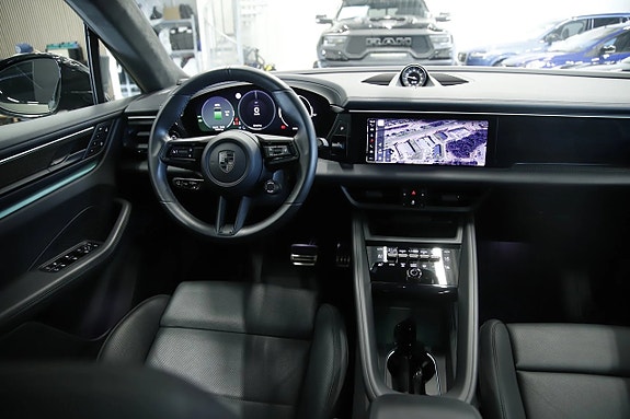 Porsche Macan Turbo 6 of 18