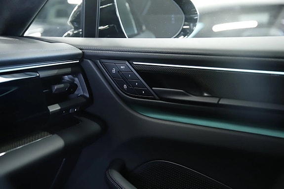 Porsche Macan Turbo 10 of 18