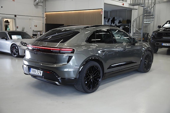 Porsche Macan Turbo 5 of 18