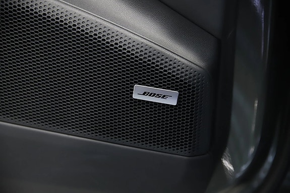 Porsche Macan Turbo 9 of 18