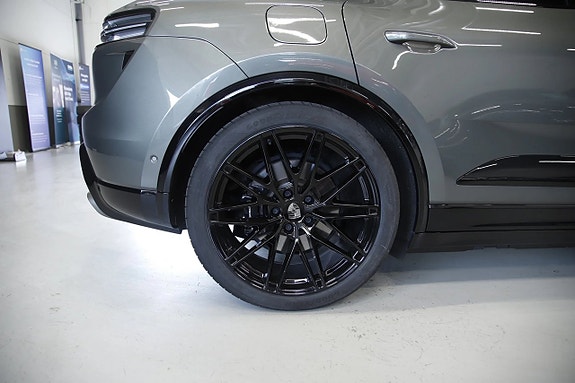 Porsche Macan Turbo 17 of 18