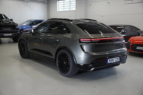 Porsche Macan Turbo 3 of 18