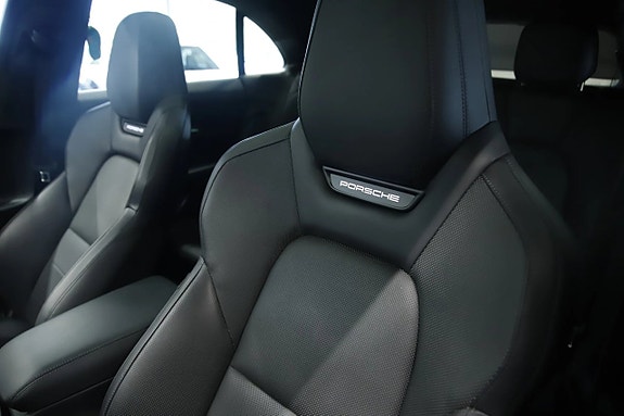 Porsche Macan Turbo 14 of 18