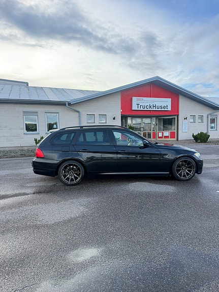 BMW 320i 7 of 13