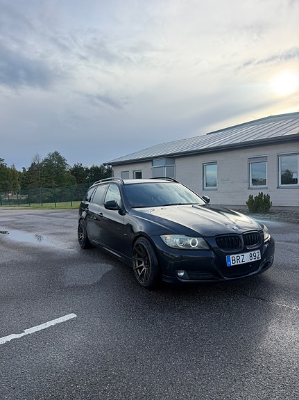 BMW 320i 2 of 13