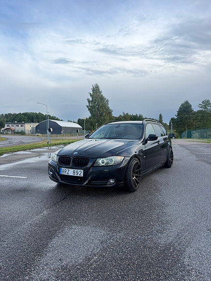 BMW 320i 3 of 13