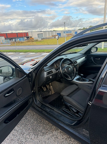 BMW 320i 9 of 13