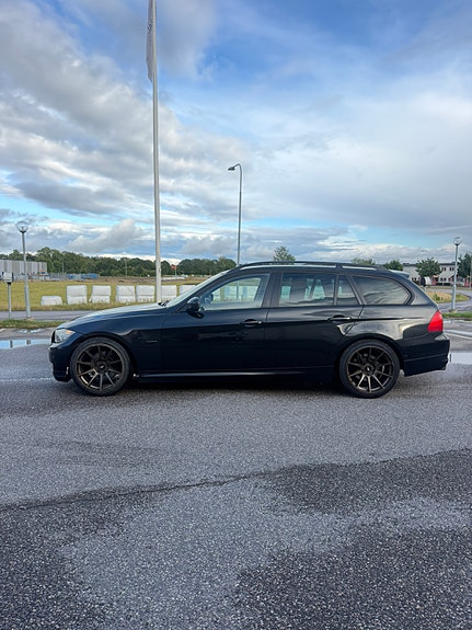 BMW 320i 8 of 13