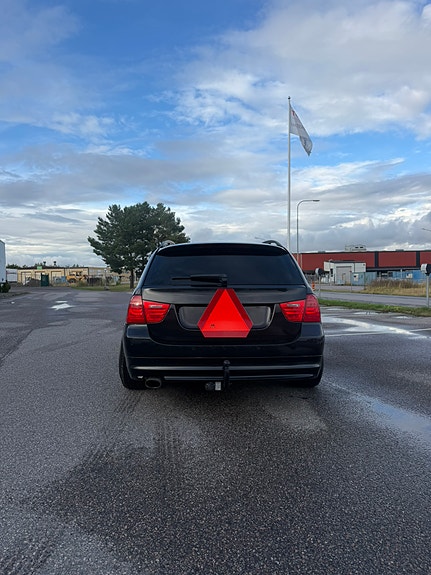 BMW 320i 4 of 13