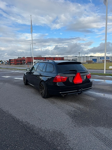 BMW 320i 5 of 13