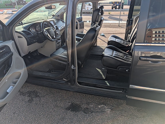 Chrysler Town & Country 7 of 10