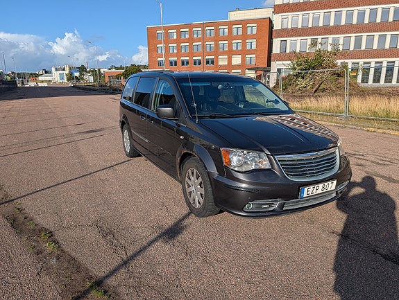 Chrysler Town & Country 2 of 10