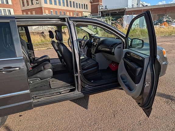 Chrysler Town & Country 5 of 10