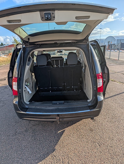 Chrysler Town & Country 6 of 10