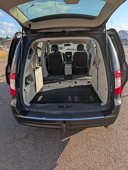 Chrysler Town & Country 8 of 10