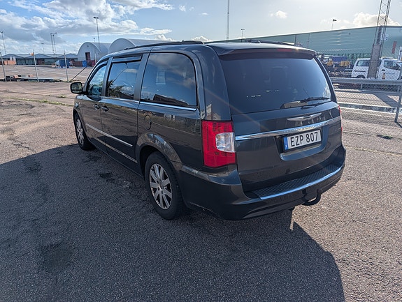 Chrysler Town & Country 4 of 10