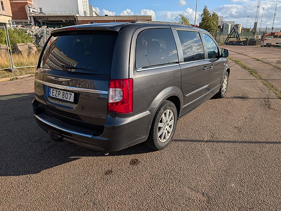 Chrysler Town & Country 3 of 10