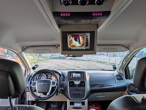 Chrysler Town & Country 9 of 10