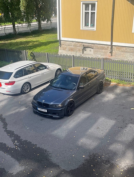 BMW 320i 5 of 6