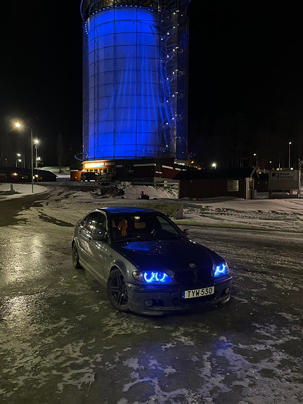BMW 320i 4 of 6
