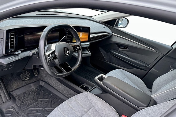 Renault Megane E-Tech 5 of 9