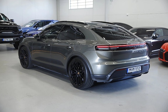 Porsche Macan 4 3 of 19