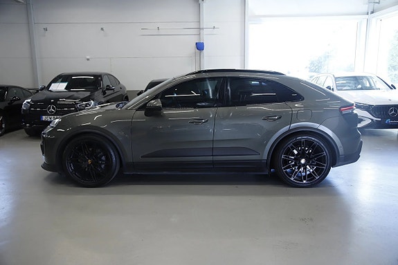 Porsche Macan 4 2 of 19