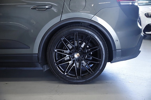 Porsche Macan 4 17 of 19