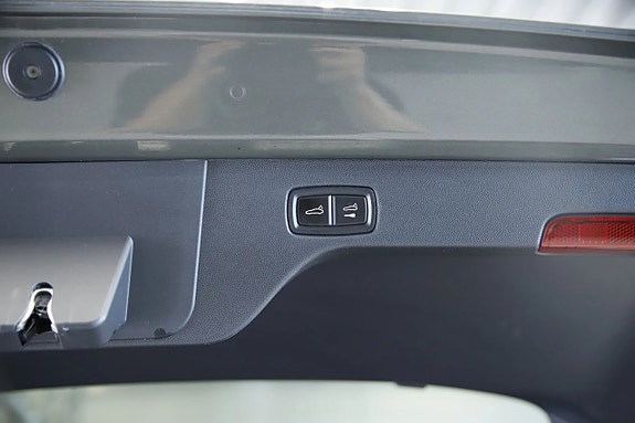 Porsche Macan 4 15 of 19