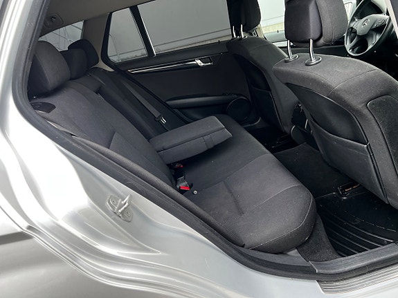 Mercedes-Benz C220 16 of 23