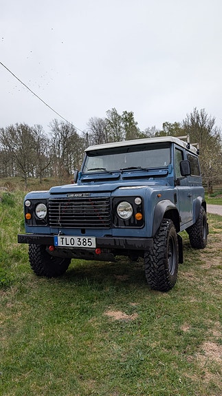 Land Rover Defender 90 2 of 4