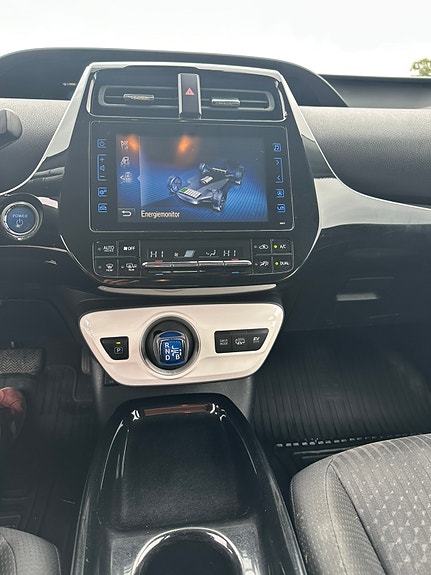 Toyota Prius Plug-in Hybrid 7 of 9