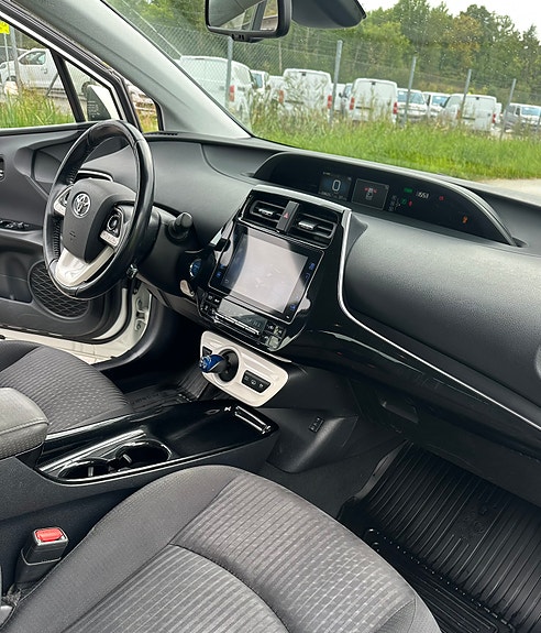 Toyota Prius Plug-in Hybrid 6 of 9