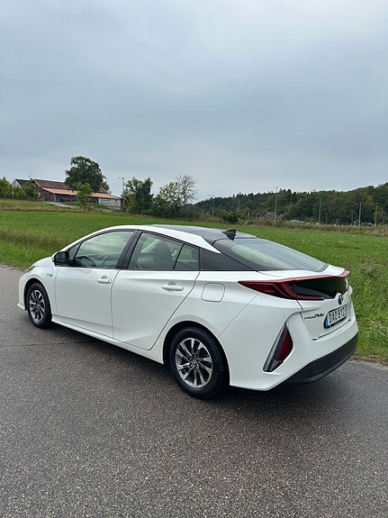 Toyota Prius Plug-in Hybrid 3 of 9