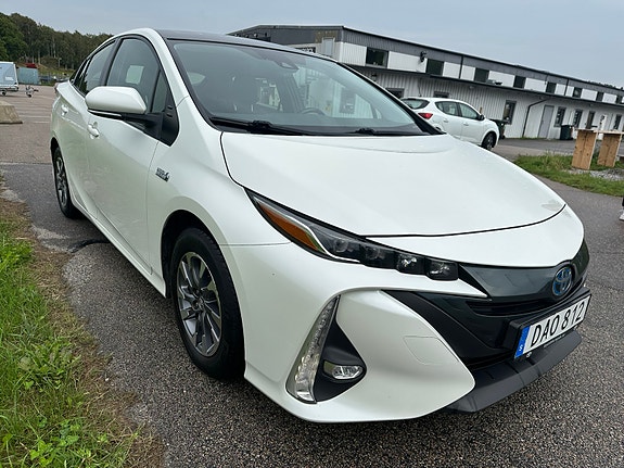 Toyota Prius Plug-in Hybrid 2 of 9