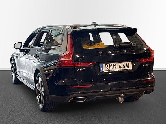 Volvo V60 Cross Country 2 of 10