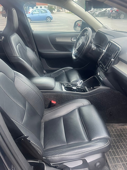 Volvo XC40 4 of 7