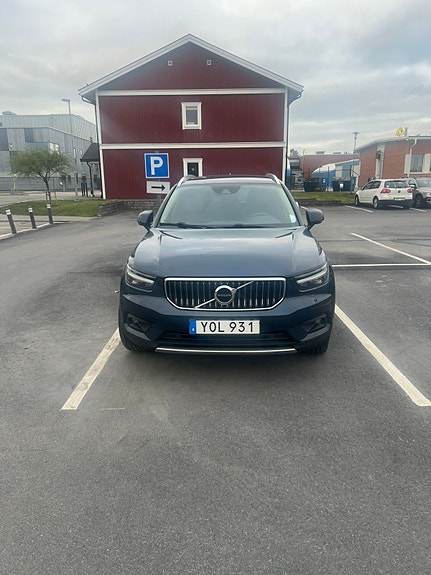 Volvo XC40 2 of 7