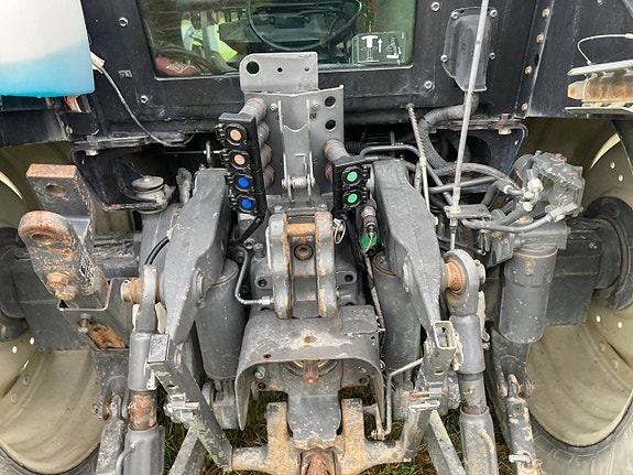 Valtra N121 Hitech med lastare 8 of 12